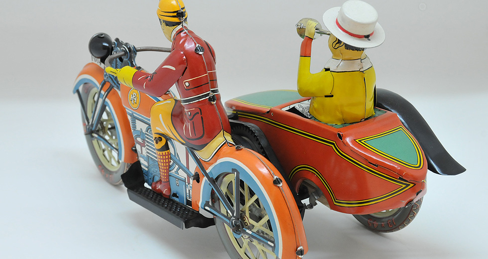 TIN TOYS